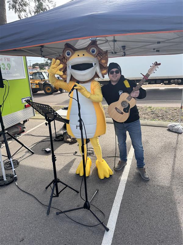 We had snow much fun at the Shire of Esperance's Winter Wonderland ⛄️ Gilbert was on a roll—boot scooting, riding on the snow slide, and showing off his snowman-building skills. Thanks to everyone who stopped by to chill with us, chat energy tips and grab a tote bag ❄️