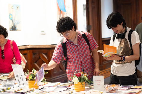 RISD Project Open Door (POD) is celebrating 20 years and its commitment to supporting access to art education.

In early June community members gathered at Woods-Gerry to view work by current POD students and alums in an exhibition that featured paintings, sculptures, photographs and other works.

Run by the Teaching + Learning in Art + Design (TLAD) department, @projectopendoor helps local high school students develop artistic skills through free art and design classes. Learn more about POD and the celebration—link in profile.

See yourself or someone you know? Tag below 👇🏼 

#RISD #RISD1877 #LifeAtRisd