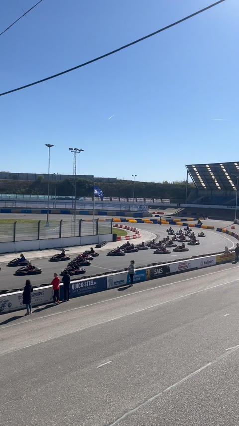 Maar liefst 46 JUNIOR rijders staan vandaag aan de start hier op @racewayvenray 💨<br />
<br />
De sprints zien er als volgt uit:<br />
<br />
Alle rijders rijden op hetzelfde gewicht van 60KG<br />
<br />
1. 5 min kwalificatie -> 10 min race 1<br />
2. ONE LAP kwalificatie -> 10 min race 2<br />
3. Uitslag voorgaande RACE 1 + 2 -> 12 min race 3<br />
4. Uitslag voorgaande RACE 1 + 2 + 3 -> 14 min race 4