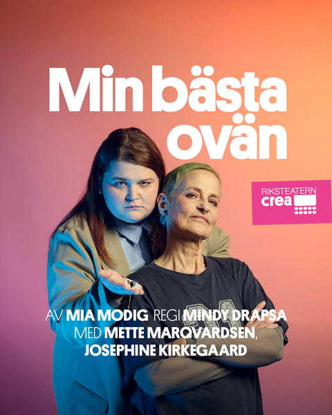 ✨ Premiär 10 oktober – Min bästa ovän ✨

Efter att ha medverkat i vår livestreamade föreställning You too (2023) är Josephine Kirkegaard nu tillbaka – den här gången live på scen! Tillsammans med Mette Marqvardsen bjuder hon på en varm, rolig och tankeväckande dramakomedi om självbild, känslor och våra inre röster.

🎭 Min bästa ovän följer Pixi och hens alter ego Zaman – en inre kritiker med många (välmenande?) åsikter. Med hjälp av en känsloring, humor och en hel del konflikter, utforskar de hur vi kan lära oss att leva med våra inre demoner.

📍 Premiär 10 oktober – därefter turné runt om i Sverige
🕐 Föreställningslängd: 1 timme
🧏‍♀️ Spelas på svenskt teckenspråk med svensk textning
🎟️ Biljetter via länk i bio!

Konstnärligt team
Manus: Mia Modig (@miamodig)
Regi: Mindy Drapsa (@@mdrapsa 
Dramaturg: Jani Lohikari 
Scenografi och kostym: Tanja Honkanen (@tanjahonkanen)
Mask: Christina Yalcin (@yaltina) 
Ljud: Dan Hedberg (@wordless.alchemy)

Foto: Sören Vilks

@denmarkgirl @mettemoon